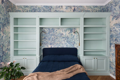 Großes Modernes Hauptschlafzimmer mit blauer Wandfarbe, hellem Holzboden, braunem Boden und Tapetenwänden in Rom