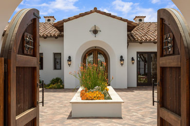 Example of an entryway design in San Diego
