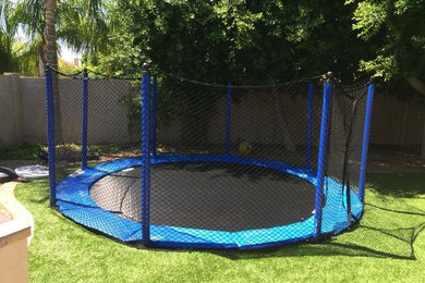 Design ideas for a traditional backyard landscaping in Phoenix.