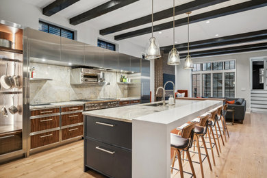 Kitchen - industrial kitchen idea in Chicago