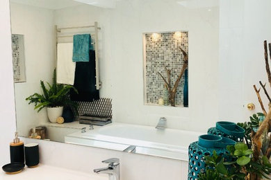 Идея дизайна: большая главная ванная комната в современном стиле с плоскими фасадами, белыми фасадами, накладной ванной, душем без бортиков, унитазом-моноблоком, белой плиткой, керамической плиткой, белыми стенами, полом из керамической плитки, монолитной раковиной, столешницей из искусственного камня, белым полом и душем с распашными дверями