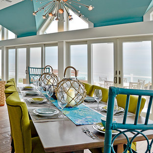 На фото: огромная гостиная-столовая в морском стиле с синими стенами и светлым паркетным полом с