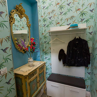 Inredning av ett eklektiskt litet kapprum, med flerfärgade väggar, terrazzogolv, en dubbeldörr, en vit dörr och grönt golv