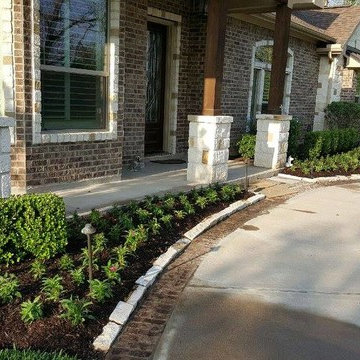 Contemporary Front Yard in Richmond, TX