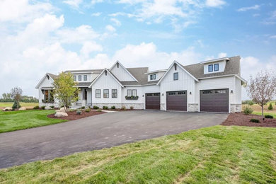 Farmhouse exterior home idea in Minneapolis