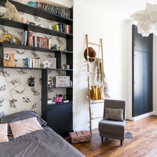 Cette image montre une chambre parentale nordique avec un mur blanc, un sol en bois brun et un sol marron.