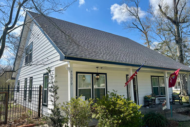 ニューオリンズにある低価格のコンテンポラリースタイルのおしゃれな家の外観 (ビニールサイディング、下見板張り) の写真