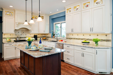 Kitchen - traditional kitchen idea in St Louis