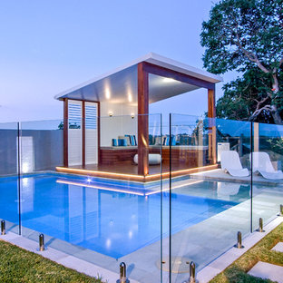 Oberirdischer, Mittelgroßer Moderner Pool hinter dem Haus in individueller Form mit Poolhaus und Natursteinplatten in Brisbane