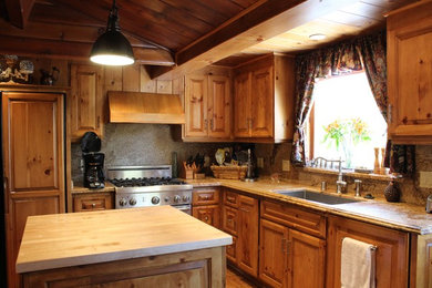 Example of a kitchen design in Orange County