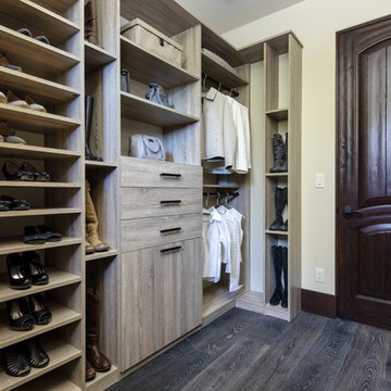 Walk In Closet in Oak Wild