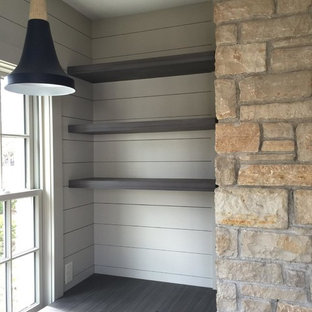 ミネアポリスの中サイズのモダンスタイルのおしゃれな書斎 (白い壁、カーペット敷き、標準型暖炉、石材の暖炉まわり、造り付け机) の写真