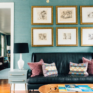 Imagen de salón tradicional renovado con paredes azules, suelo de madera en tonos medios y suelo marrón