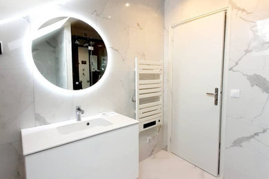 パリにあるモダンスタイルのおしゃれな浴室の写真