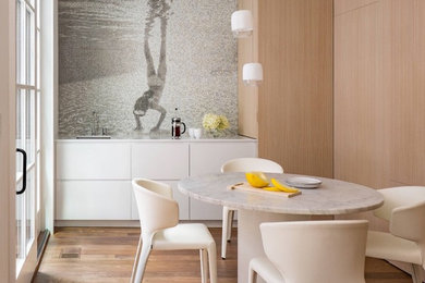 Example of a dining room design in Toronto