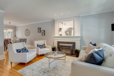 Inspiration for a contemporary living room remodel in Toronto