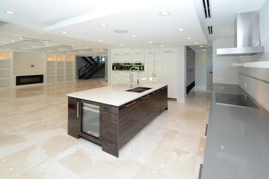 Kitchen - modern kitchen idea in Miami
