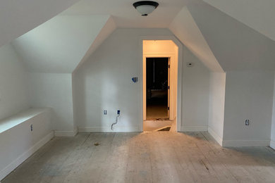 Foto de salón contemporáneo de tamaño medio con paredes blancas