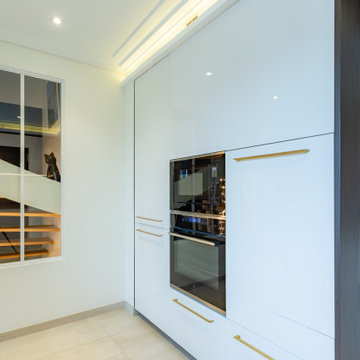 Création d'une cuisine chic et lumineuse dans une maison moderne