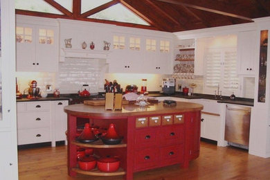Example of a trendy kitchen design in Orange County