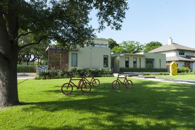 Photo of a contemporary landscaping in Dallas.