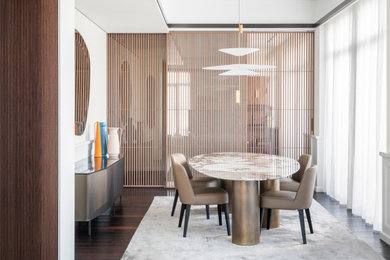 Idee per una grande sala da pranzo aperta verso il soggiorno tradizionale con pareti beige, pavimento in legno massello medio, nessun camino, pavimento nero, soffitto ribassato e boiserie