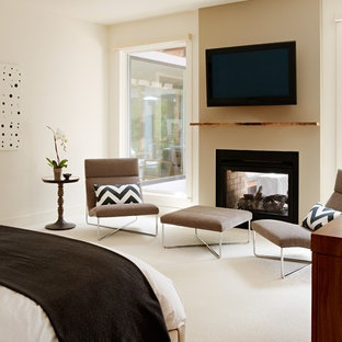 Idéer för funkis sovrum, med en dubbelsidig öppen spis