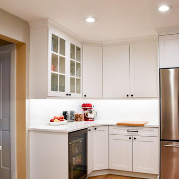 SPACIOUS BRIGHT WHITE KITCHEN WITH LARGE PENINSULA AND OAK FLOORS