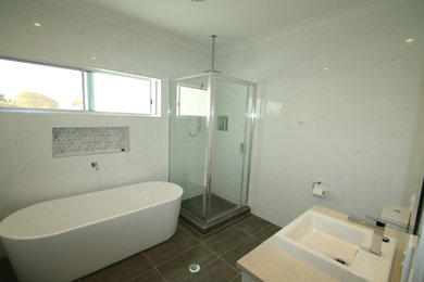 This is an example of a modern bathroom in Townsville.