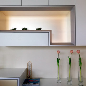 Helle wandhängende Möbel "lichten" das Wohnzimmer