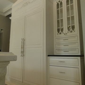White Traditional Kitchen - Old Westbury, NY