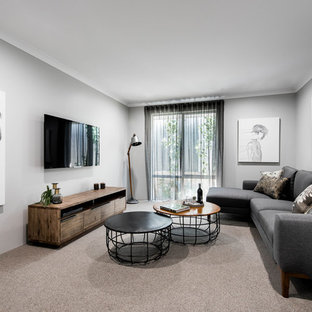 Foto di un home theatre minimal di medie dimensioni e aperto con pareti grigie, moquette, TV a parete e pavimento marrone