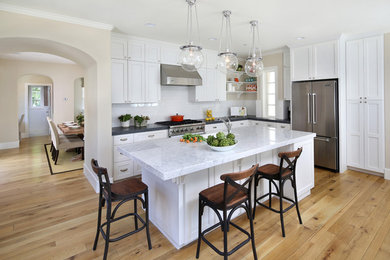 Kitchen - traditional kitchen idea in San Francisco