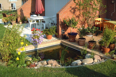 Geometrischer, Mittelgroßer Moderner Garten im Sommer, hinter dem Haus mit direkter Sonneneinstrahlung in Berlin