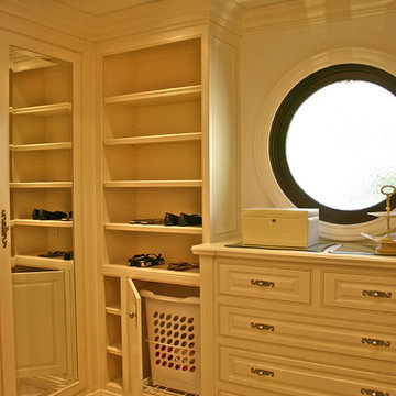 Koleas, Master Walk In Closet