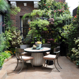 Moderner Patio im Innenhof mit Pflanzwand in San Francisco