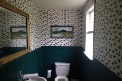 Exemple d'un petit WC et toilettes éclectique.