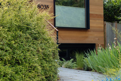 Example of a minimalist home design design in Seattle