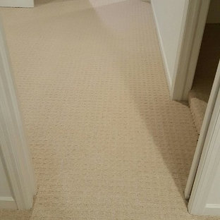 Inspiration för en mellanstor vintage hall, med vita väggar och heltäckningsmatta