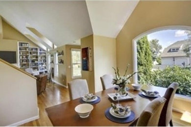 Example of a classic dining room design in Boston
