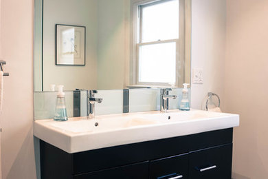 Example of a minimalist bathroom design in San Francisco
