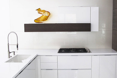 Kitchen - modern kitchen idea in San Diego