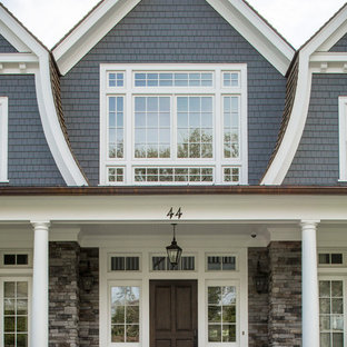 Klassisk inredning av ett stort blått trähus, med två våningar och halvvalmat sadeltak