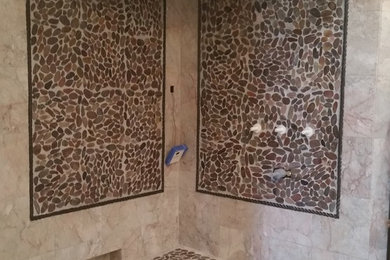 Imagen de cuarto de baño principal minimalista grande con armarios con paneles con relieve, puertas de armario de madera clara y ducha esquinera