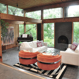 Idéer för ett mycket stort modernt allrum med öppen planlösning, med tegelgolv, en standard öppen spis och en spiselkrans i tegelsten