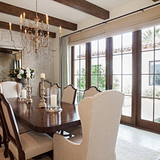 Offenes, Mittelgroßes Klassisches Esszimmer ohne Kamin mit weißer Wandfarbe und Travertin in Los Angeles