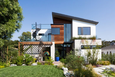 Medium sized and white contemporary two floor detached house in Los Angeles with mixed cladding, a lean-to roof, a shingle roof and a grey roof.