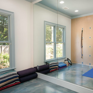 アトランタの小さいビーチスタイルのおしゃれなホームジム (コンクリートの床、青い床) の写真