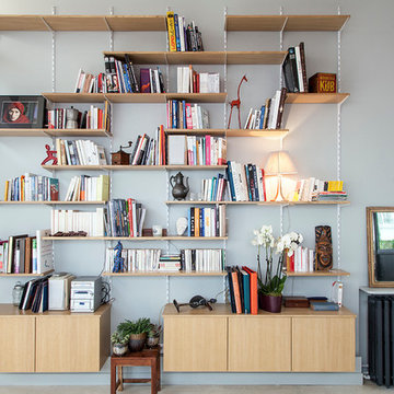 La bibliothèque éclectique de Sophie et Fred dans un loft dans le 20ème