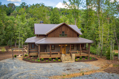 Example of a mountain style home design design in New Orleans